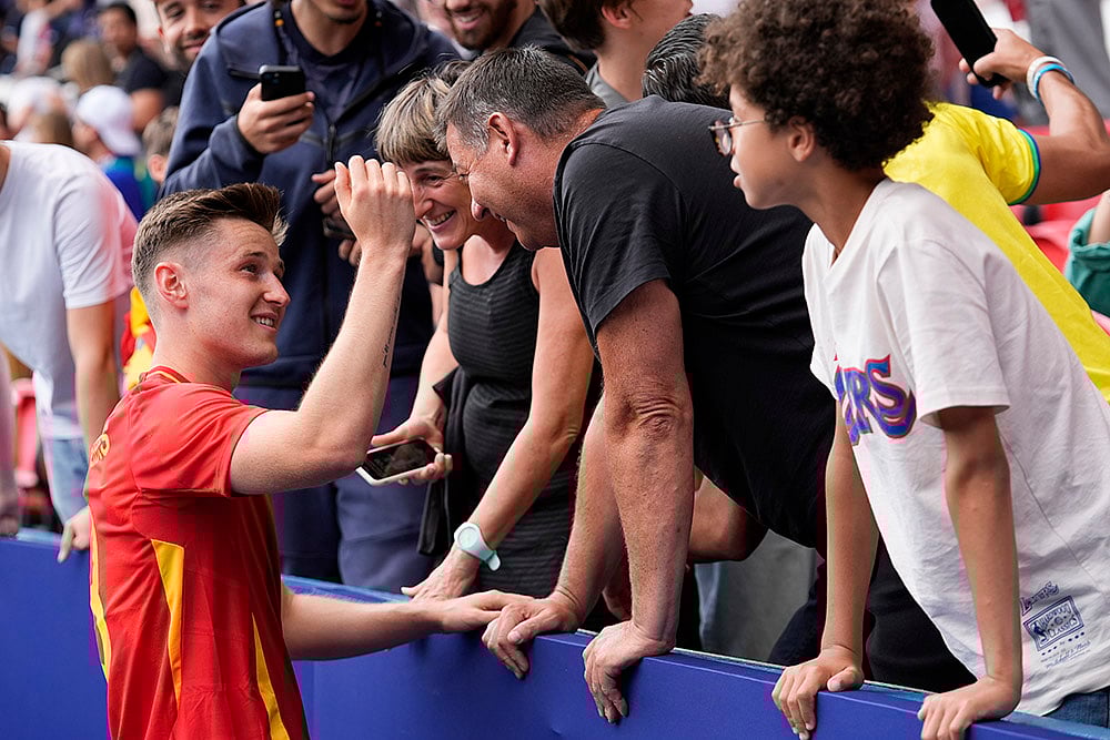 | Photo: AP/Rebecca Blackwell : Spain's Benat Turrientes reacts with supporters
